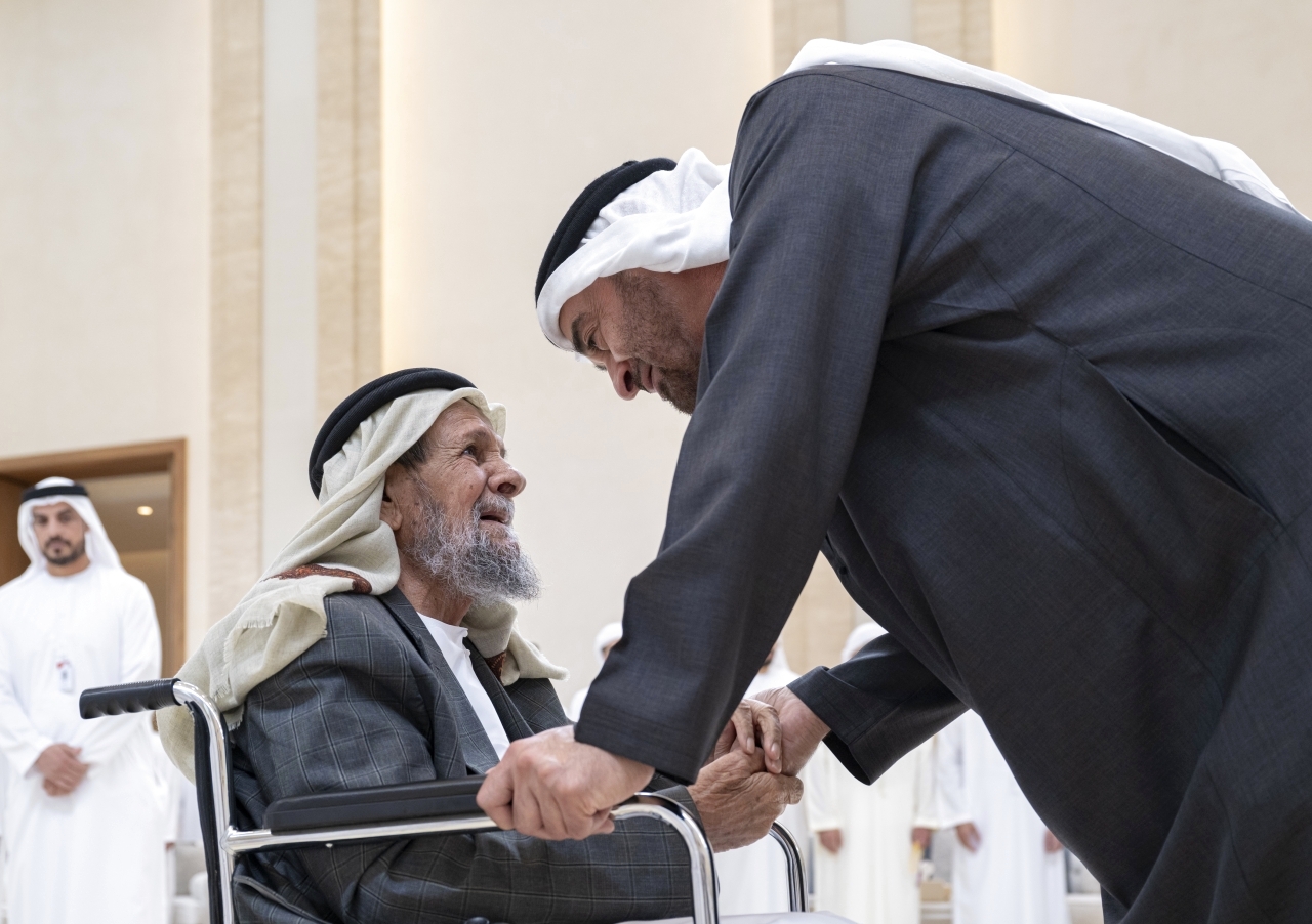 "محمد بن زايد خلال تقبل العزاء"