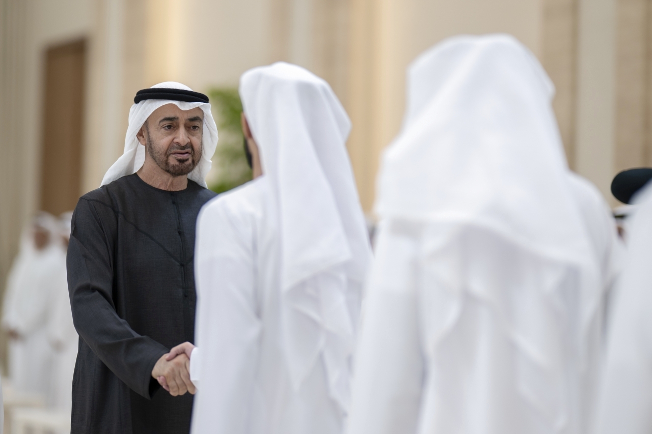 "محمد بن زايد متقبلاً العزاء"