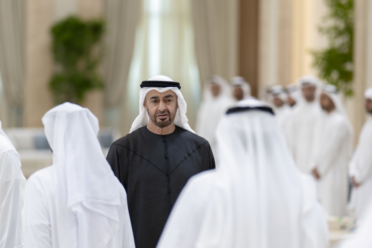"محمد بن زايد خلال تقبل تعازي المواطنين"
