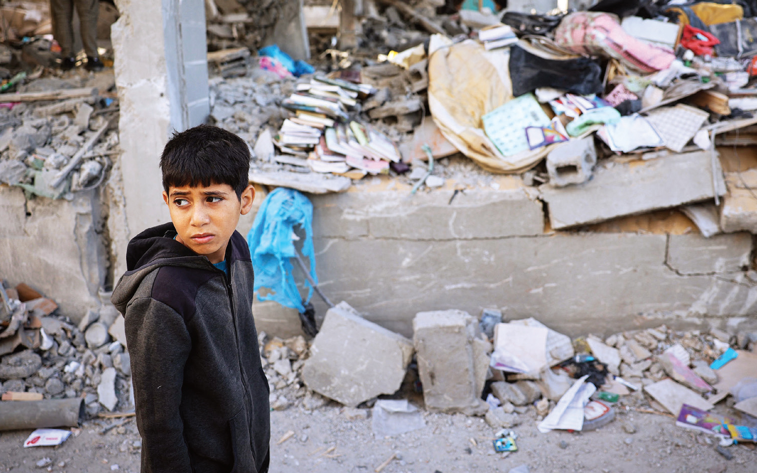 "طفل فلسطيني يقف أمام مبنى دمره القصف الإسرائيلي في رفح | أ.ف.ب"