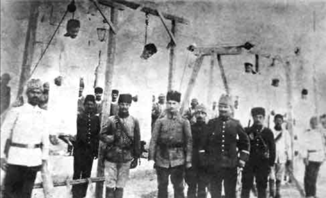 "1916 جمال باشا يعدم 21 من الوطنيين المطالبين باستقلال الشام، في ساحة البرج ببيروت والمرجة بدمشق."