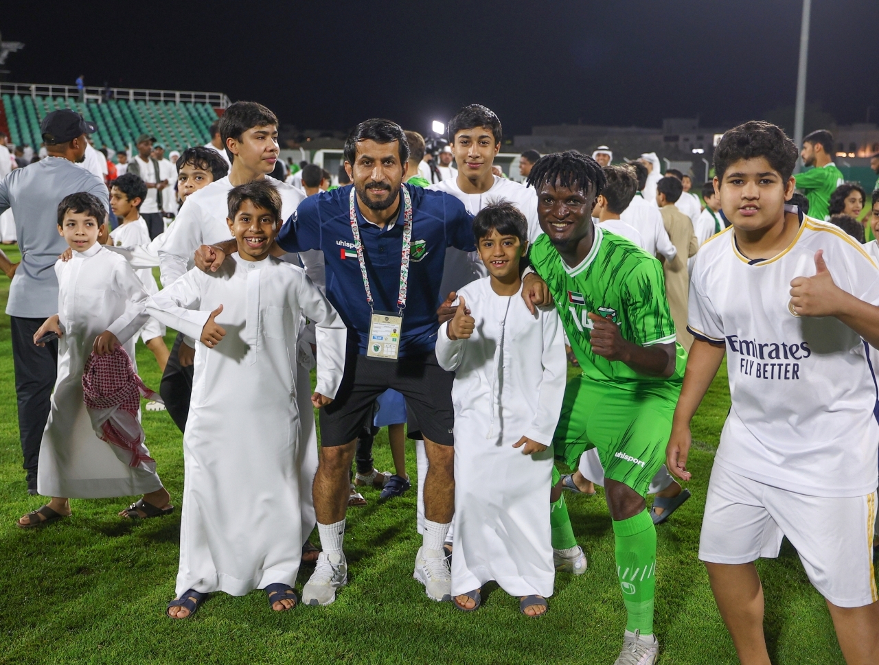 "جماهير الفجيرة وأسر اللاعبين يشاركون في أفراح التأهل | تصوير : زيشان أحمد"