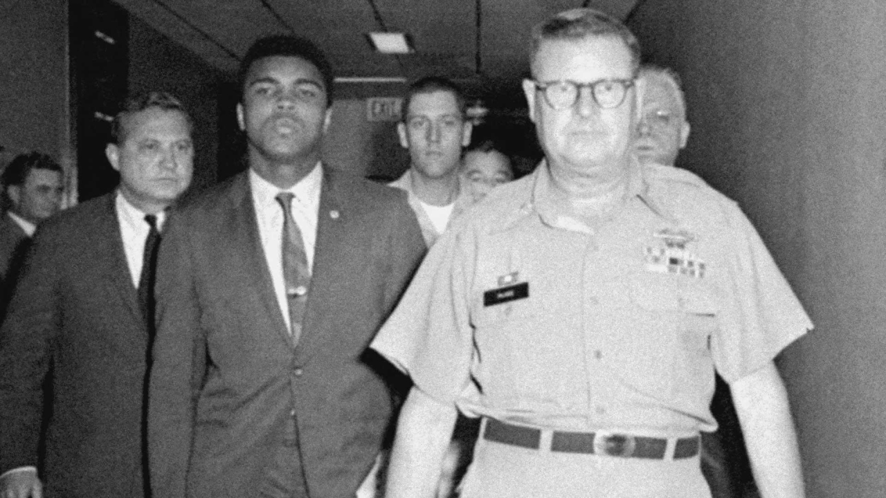 "1967 محاكمة الملاكم محمد علي كلاي بتهمة التهرب من الخدمة العسكرية في فيتنام."