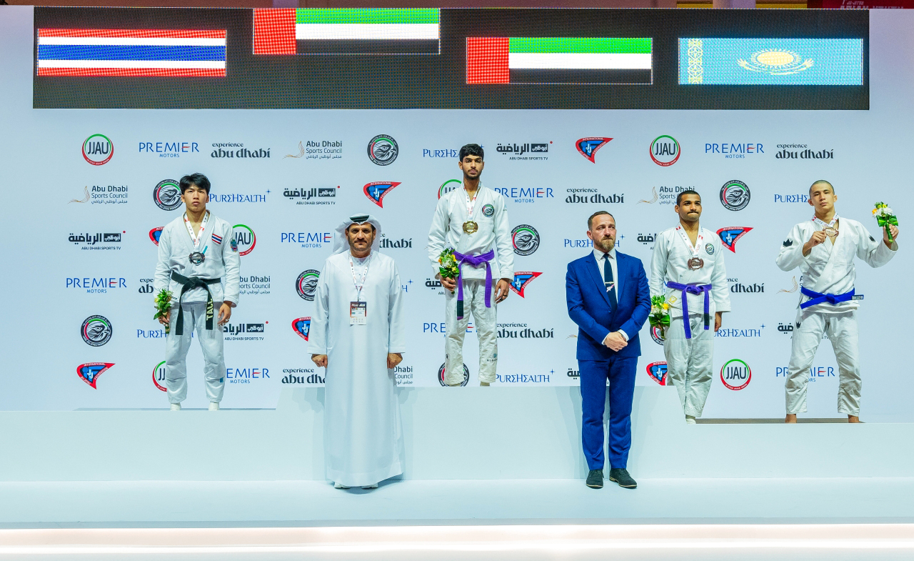"محمد الظاهري خلال تتويج أبطال الإمارات | البيان"