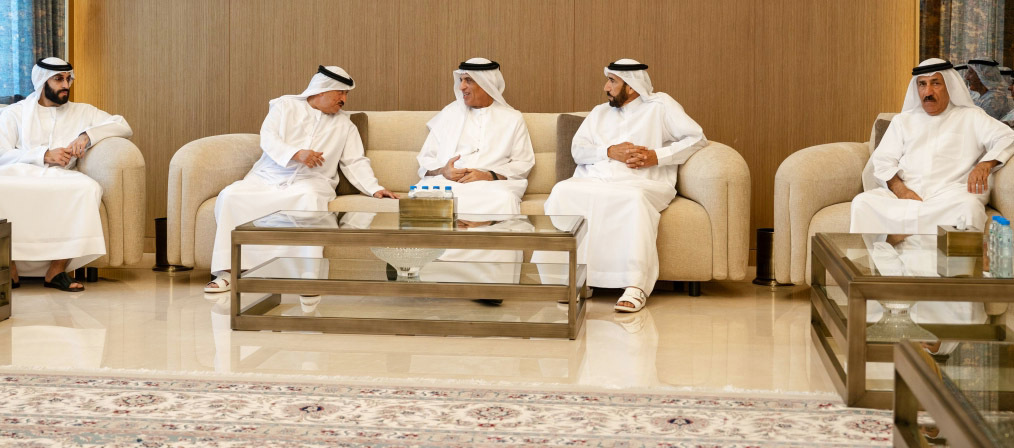 "سعود بن صقر معزياً سيف الشعفار بحضور أحمد وعلي الشعفار | وام"