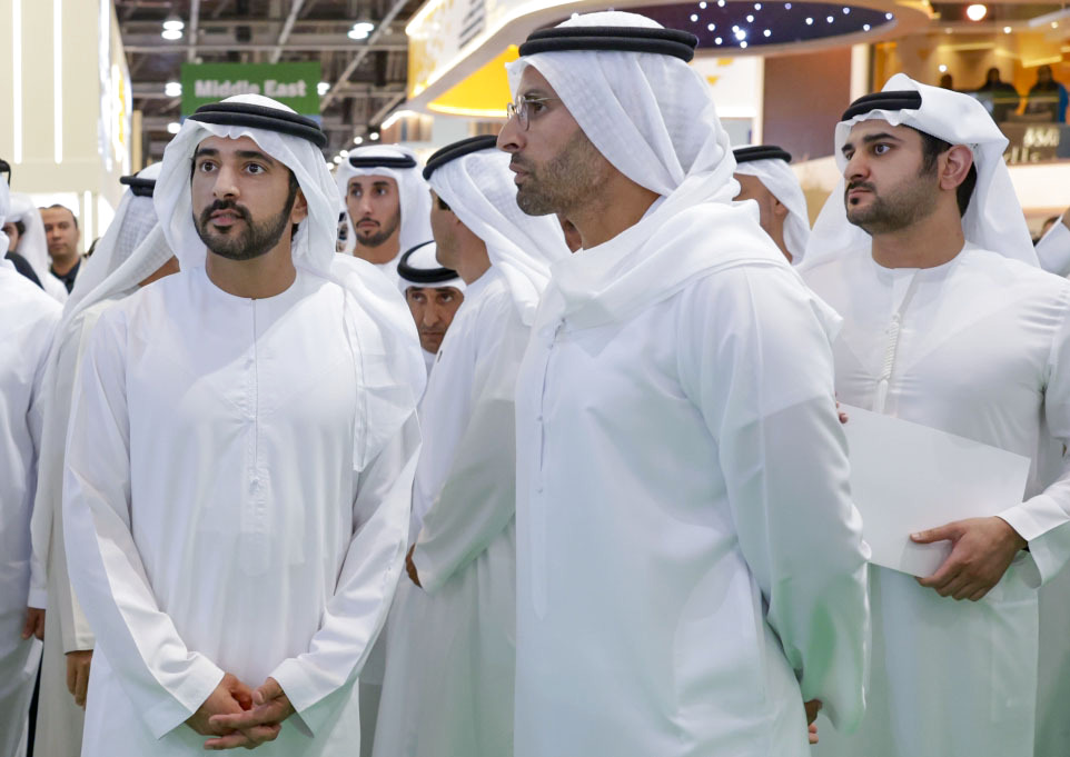 "حمدان بن محمد متفقداً أجنحة الدول المشاركة بحضور مكتوم بن محمد وسعيد بن مكتوم"