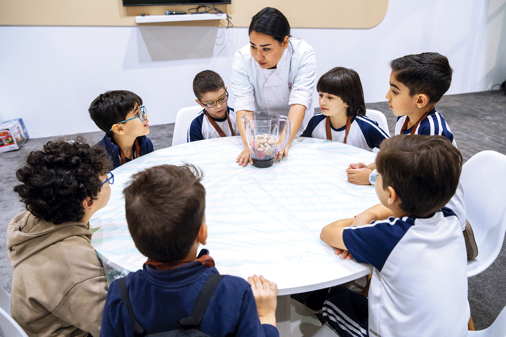 الصغار يحضرون عصائر منعشة