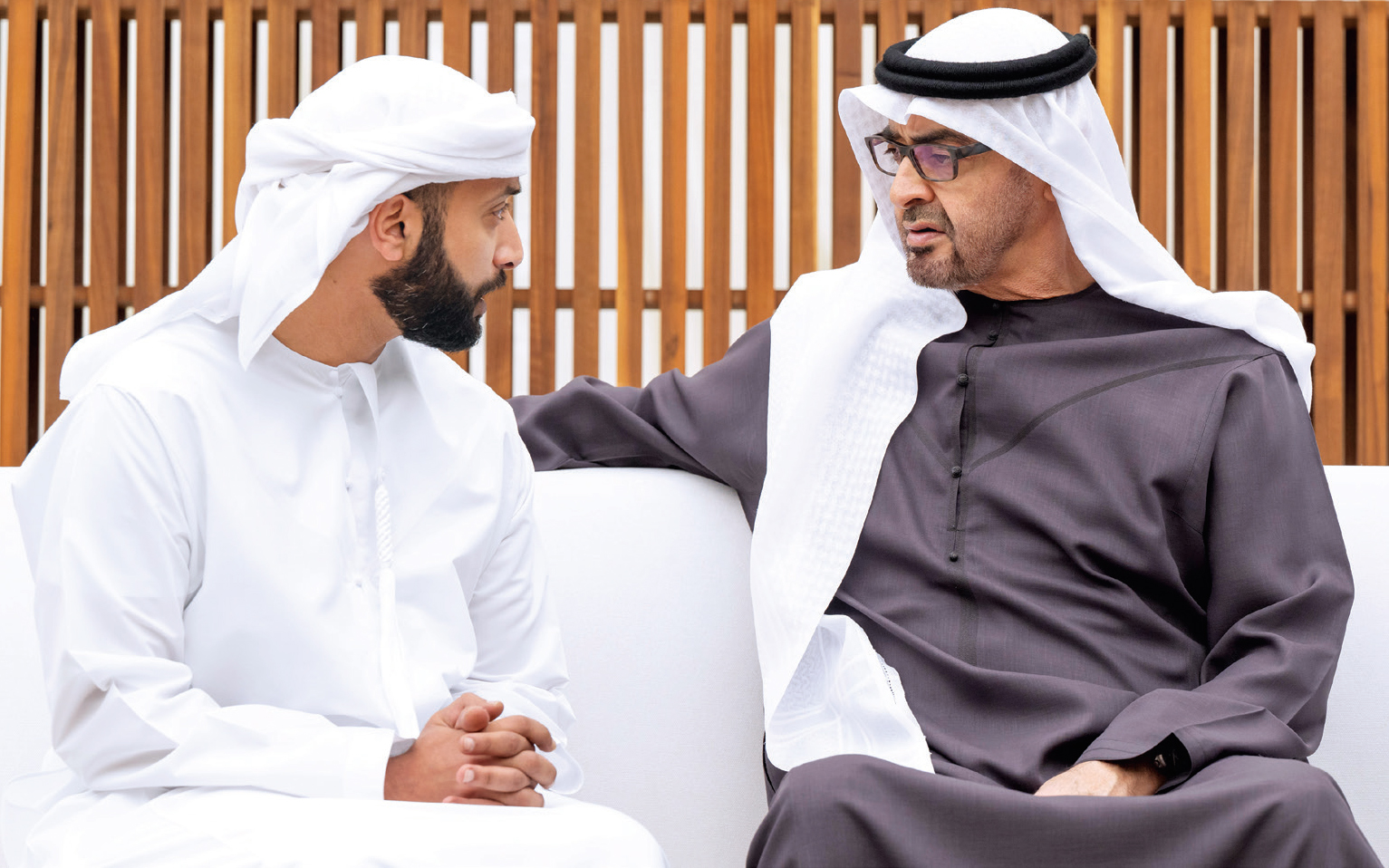 "محمد بن زايد خلال العزاء بحضور خالد بن سلطان بن زايد | تصوير: عبدالله البدواوي"