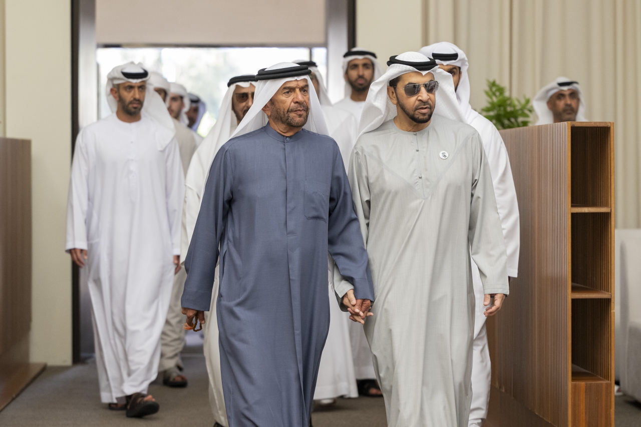 "حمدان بن زايد وسرور بن محمد وشخبوط بن نهيان خلال العزاء"