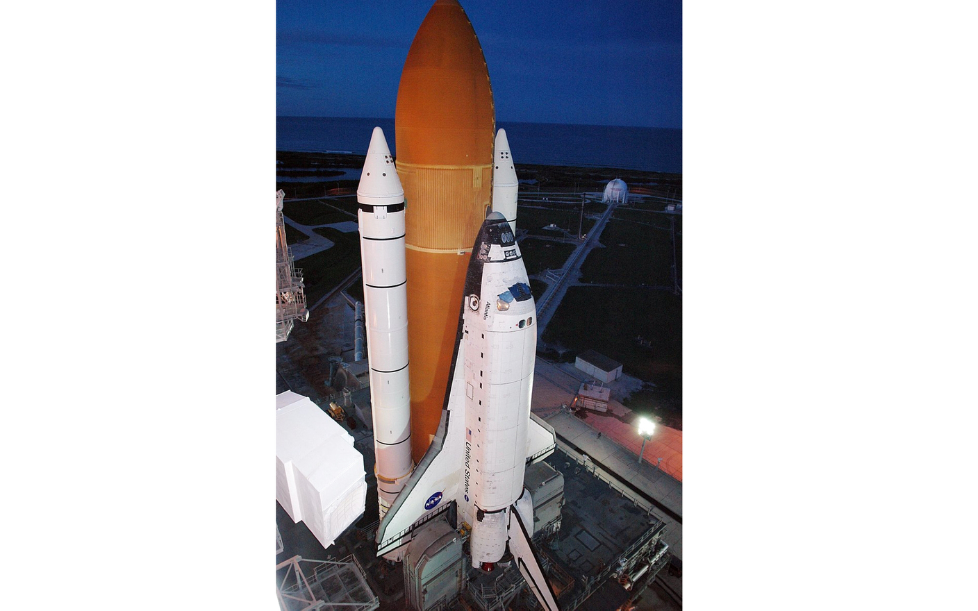 "2009 مكوك الفضاء أتلانتس ينطلق برحلة لإصلاح تلسكوب فضاء في المهمة «STS - 125»."