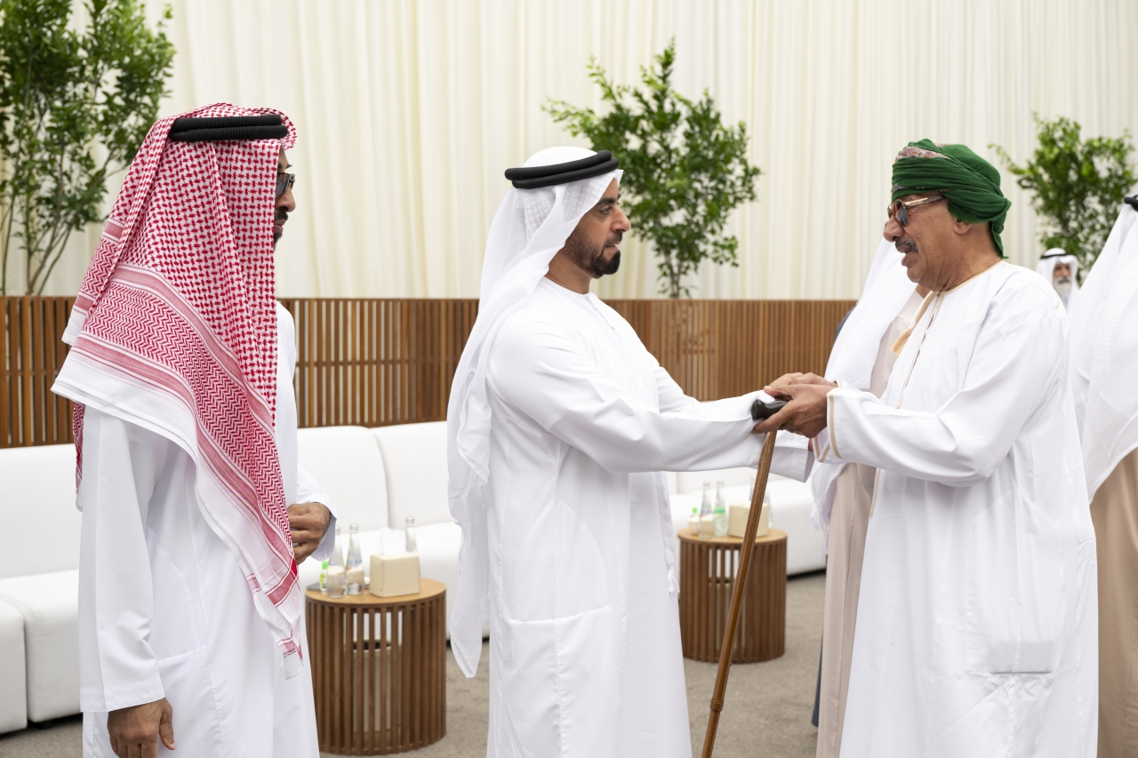 "طحنون وسيف بن زايد خلال تقبل العزاء"
