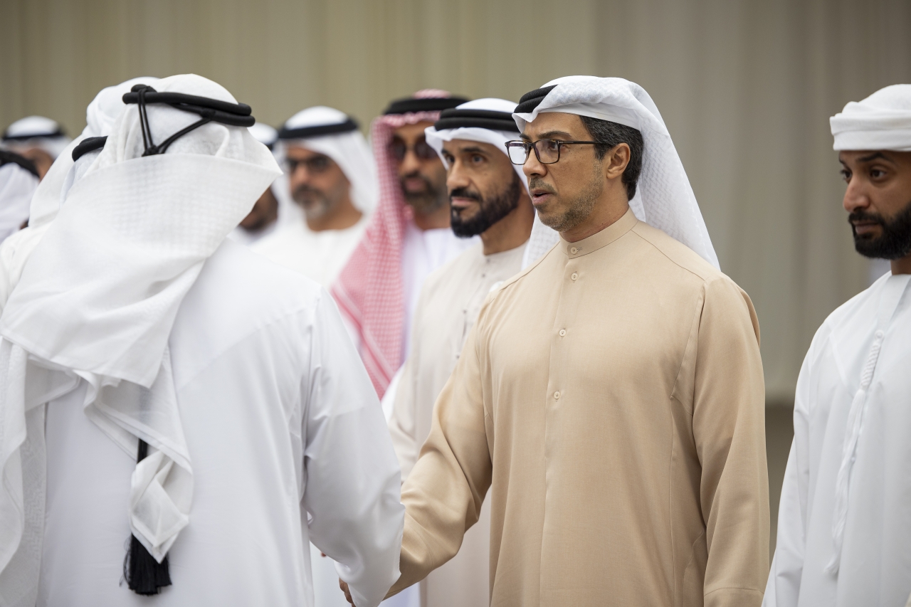 "منصور وطحنون ونهيان وحامد بن زايد وخالد بن سلطان بن زايد خلال تقبل العزاء"