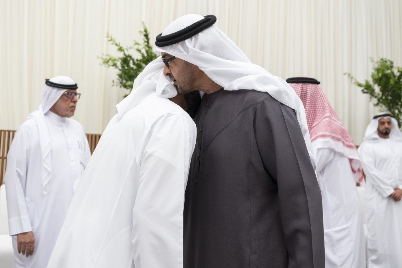 "محمد بن زايد خلال تقبل العزاء بحضور سيف بن زايد"