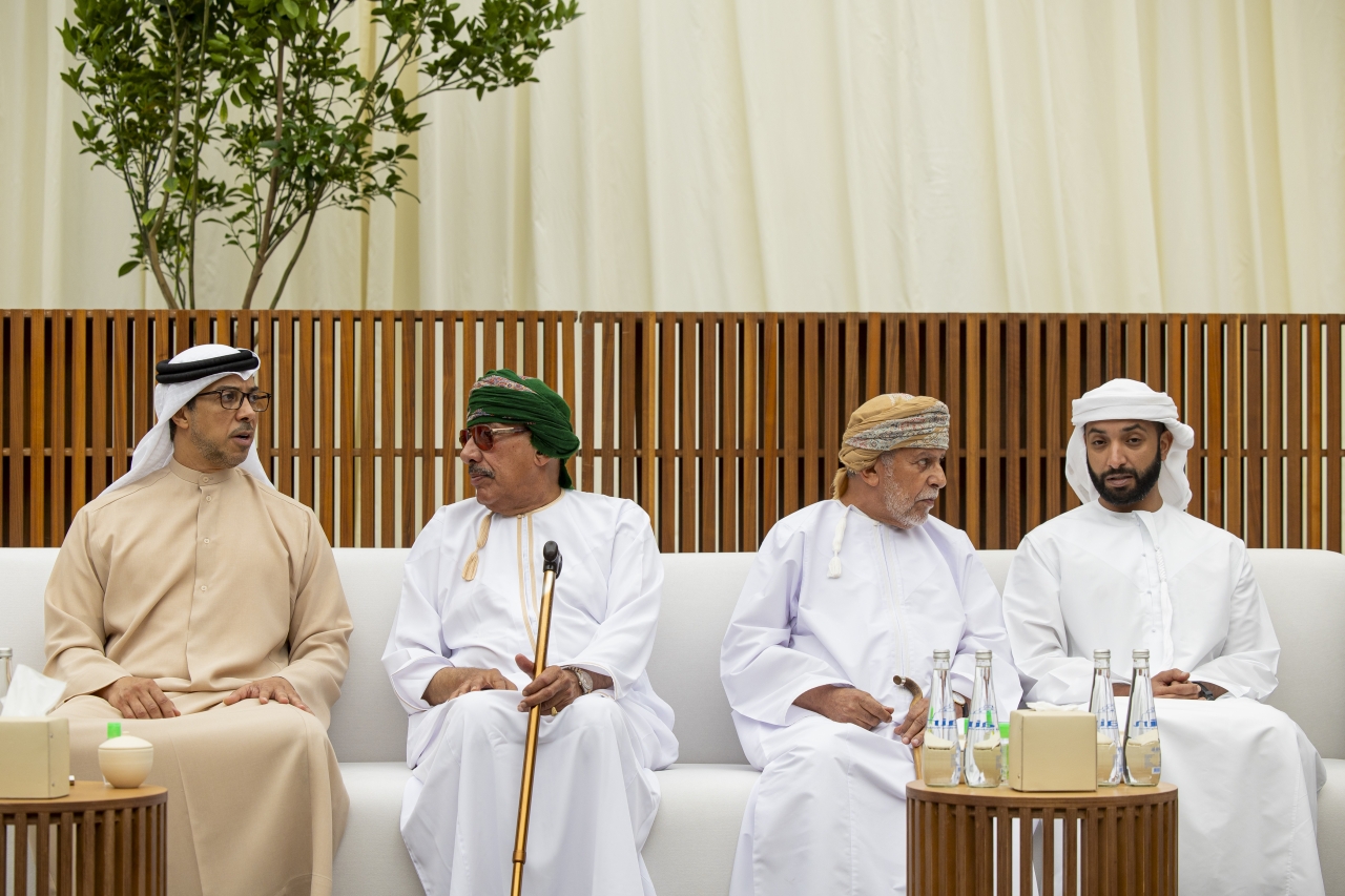 "منصور بن زايد وخالد بن سلطان بن زايد خلال استقبال المعزين"