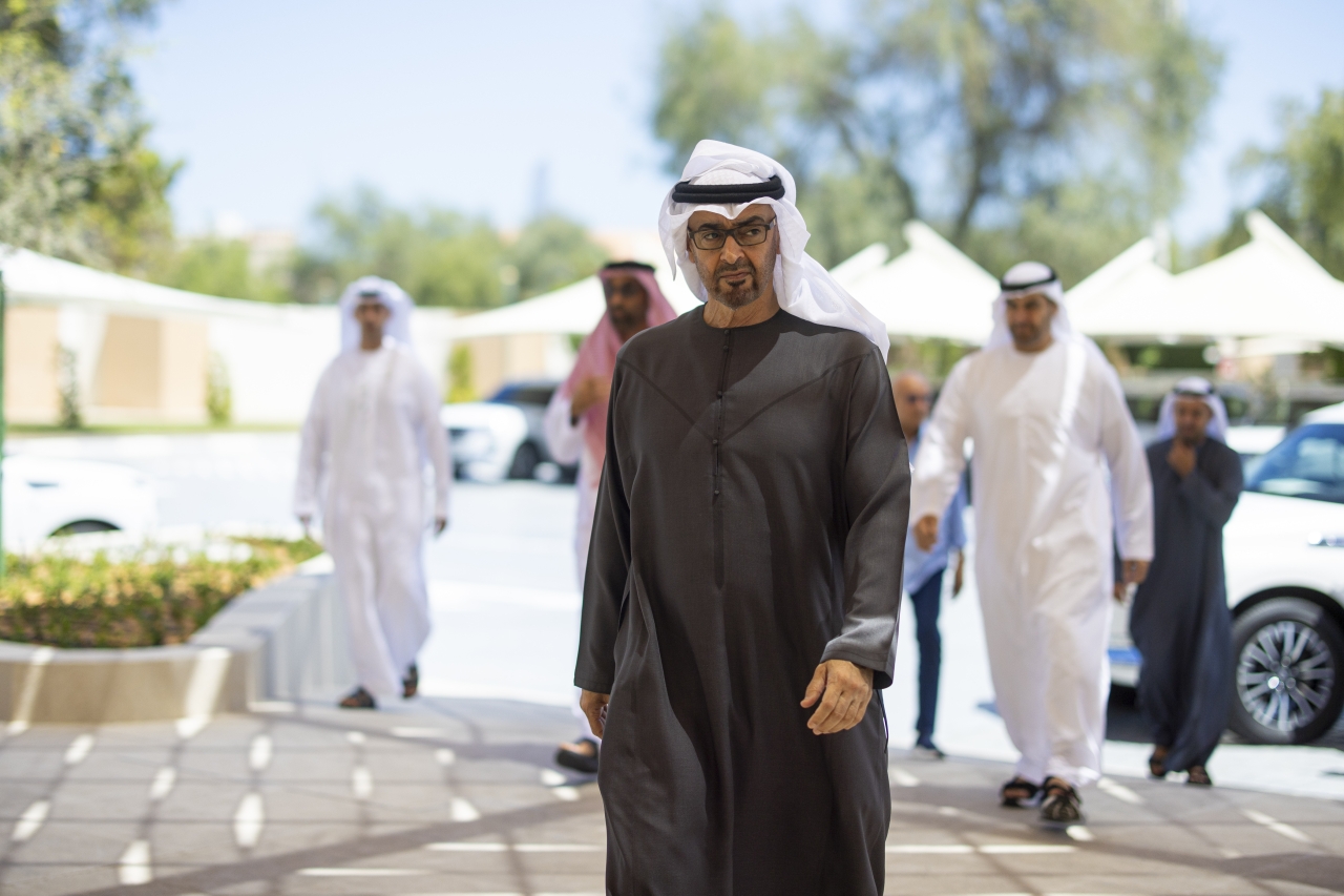"رئيس الدولة خلال العزاء بحضور طحنون بن زايد"