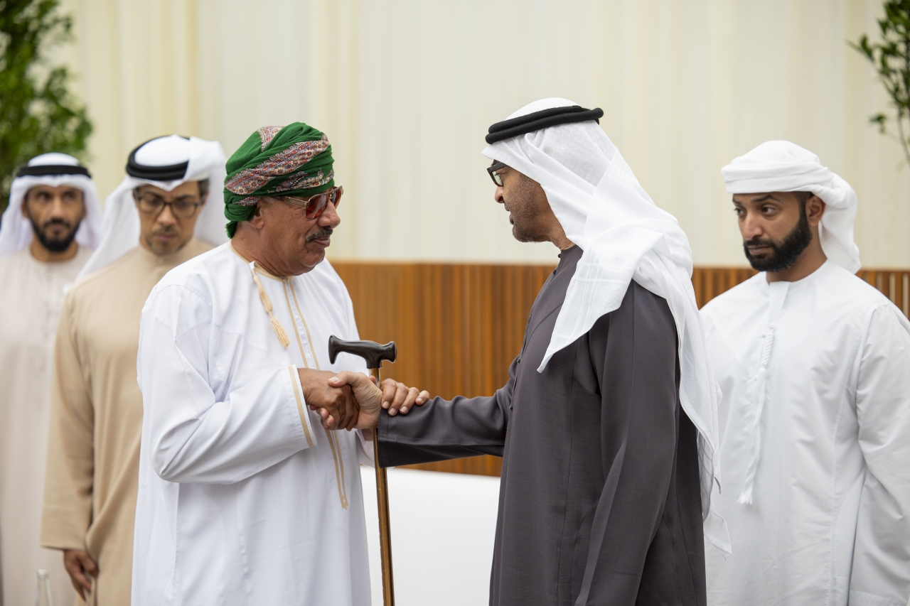 "محمد بن زايد متقبلاً التعازي بحضور منصور ونهيان بن زايد وخالد بن سلطان بن زايد"