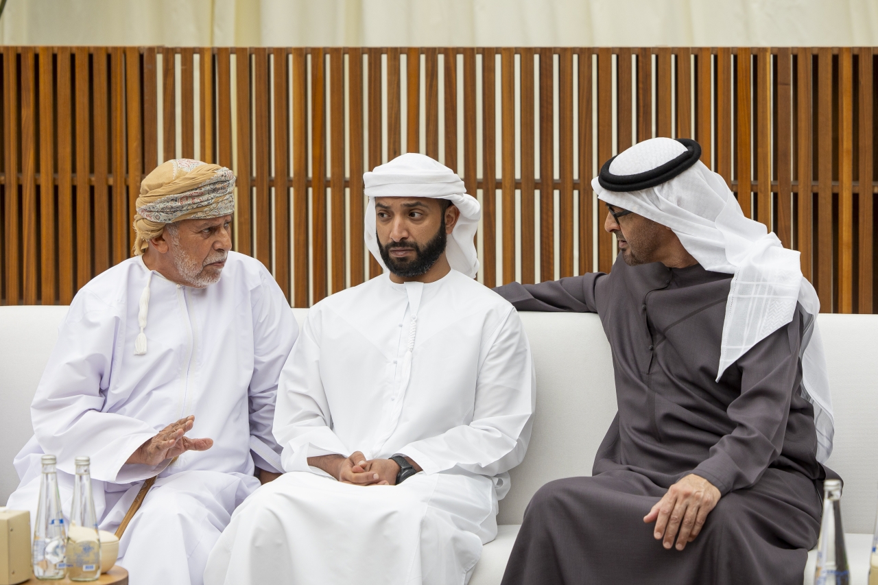 "محمد بن زايد خلال تقبّل التعازي بحضور خالد بن سلطان بن زايد"