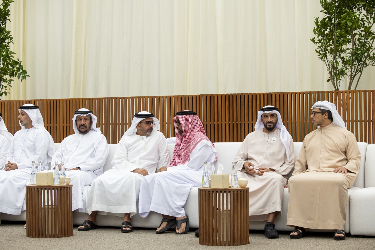 "منصور وطحنون ونهيان وحامد وعمر بن زايد وسعيد بن محمد خلال العزاء"