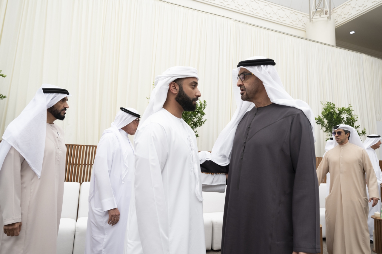 "محمد بن زايد خلال العزاء بحضور منصور ونهيان بن زايد وخالد بن سلطان بن زايد"