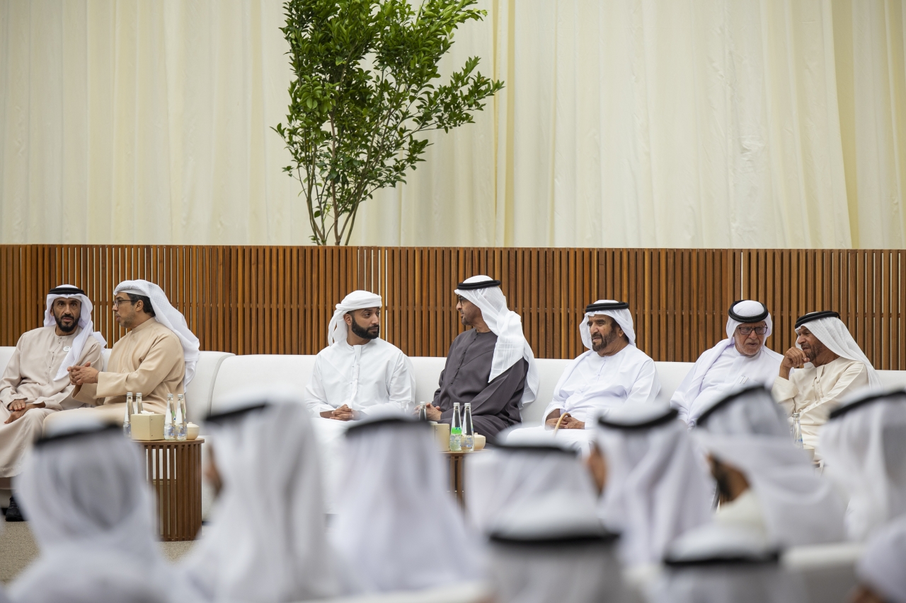"محمد بن زايد خلال تقبّل التعازي بحضور منصور بن زايد وسيف وسرور بن محمد ونهيان بن زايد وخالد بن سلطان بن زايد وخلف العتيبة | تصوير: محمد الحمادي وعبدالله البدواوي ورايان كارتر"