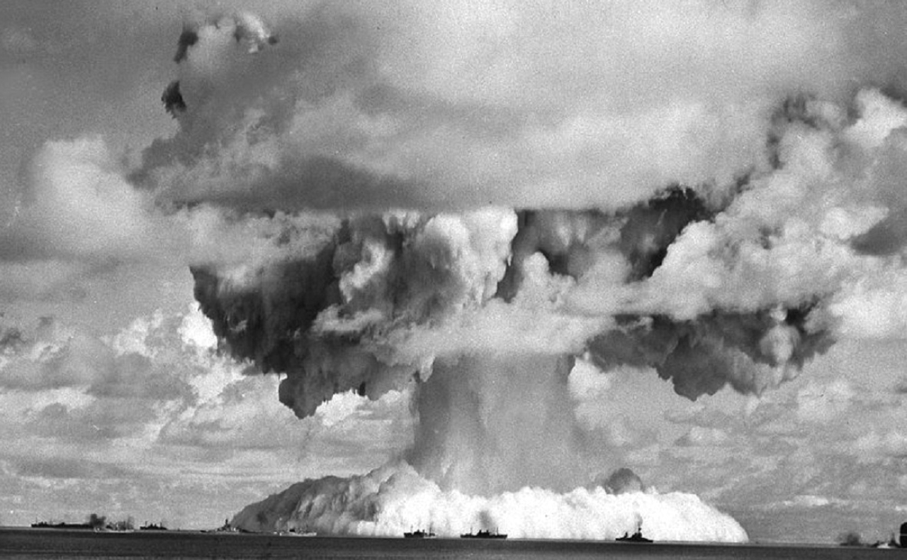 "1951 الولايات المتحدة الأمريكية تجري تجربة تفجير لقنبلة هيدروجينية في المحيط الهادي."