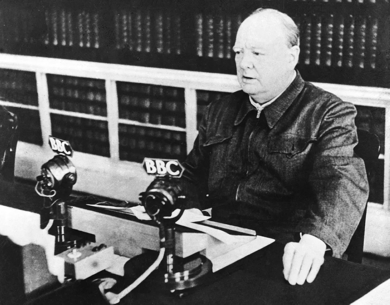 "1940 ونستون تشرشل يلقي «خطاب الدم والعرق والدموع» الشهير أمام البرلمان البريطاني."