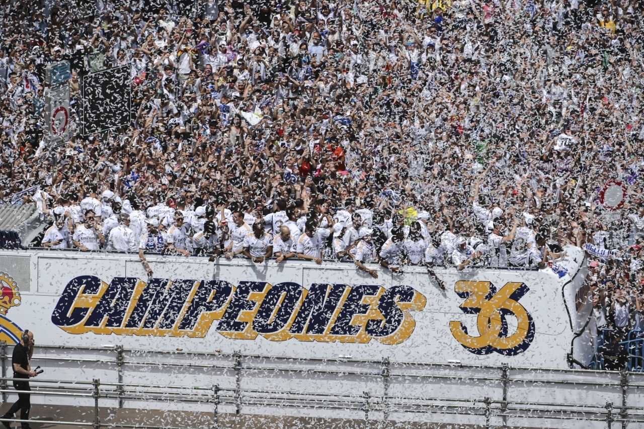 "نجوم ريال مدريد يحتفلون مع الجماهير بالإنجاز | أ ف ب"