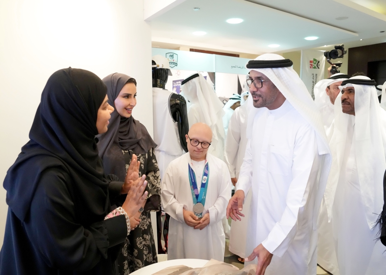 "غانم الهاجري خلال افتتاح المعرض - البيان"