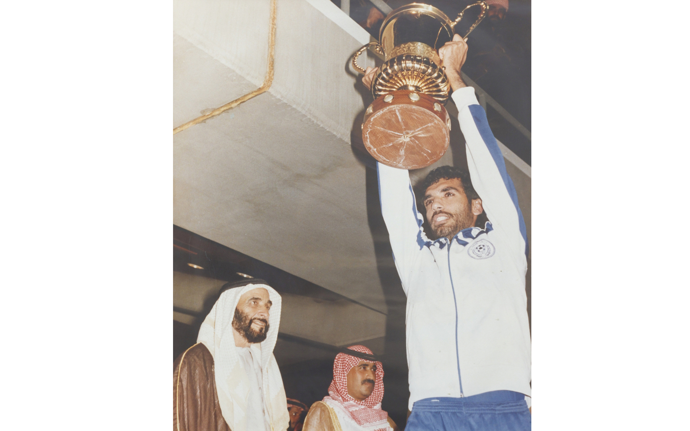 "المغفور له الشيخ زايد يتوج النصر بأغلى الكؤوس عام 1986"