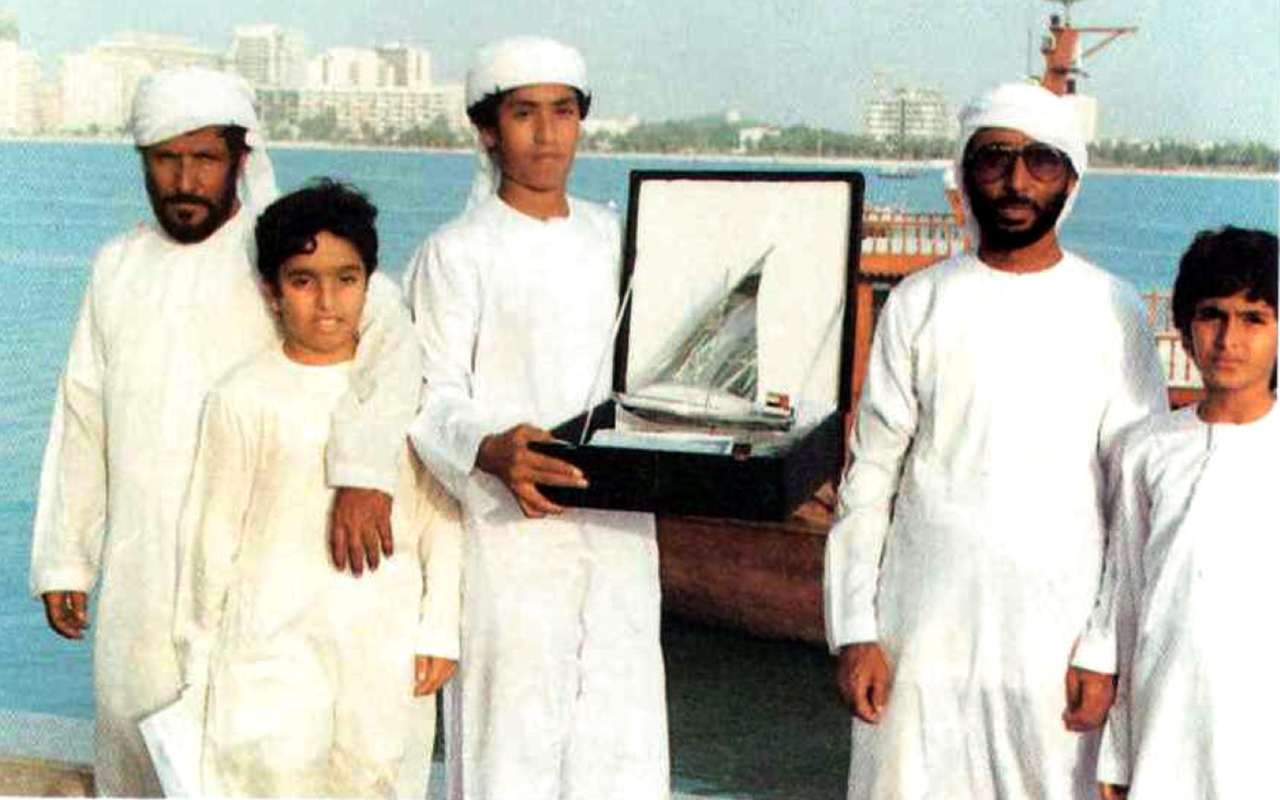 "طاقم القاربين العوير 47 «بطل النسخة الأولى» وفارس 46 «بطل النسخة الثانية» النواخذة محمد وعبيد سعيد الطاير ومطر محمد الطاير يحتفلون بالإنجاز."