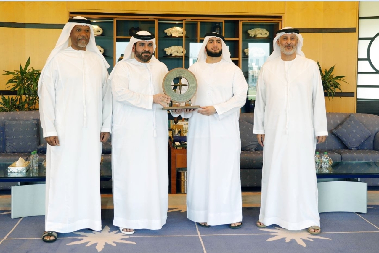 "راشد بن حمدان ملتقياً وفد اللجنة العليا المنظمة للسباق | البيان"