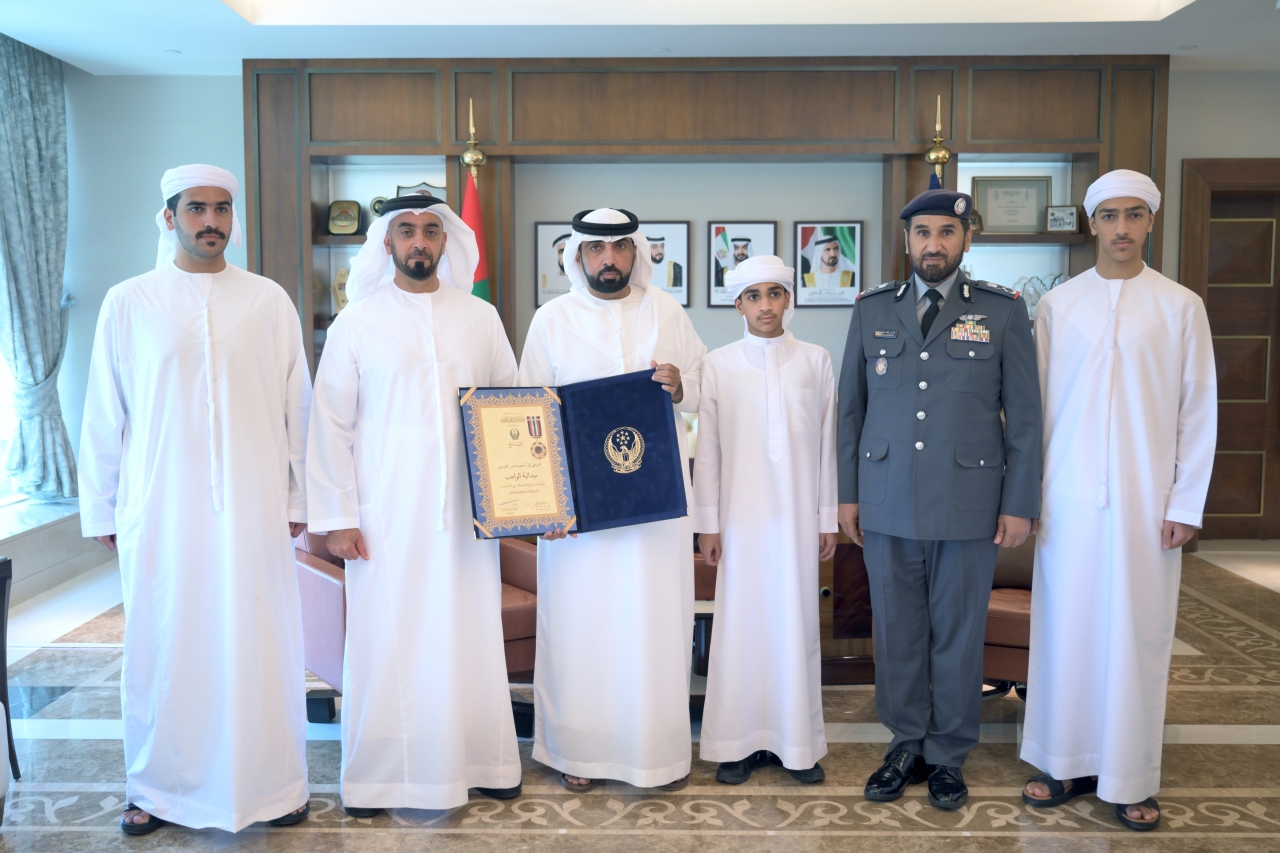 "سيف بن زايد خلال تسليم ميدالية الواجب لعائلتي الشهيدين بحضور فارس المزروعي | وام"