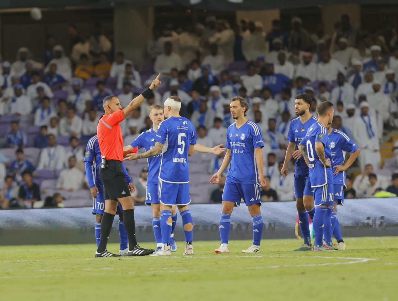 "لاعبو النصر ونقاش مع الحكم | البيان"