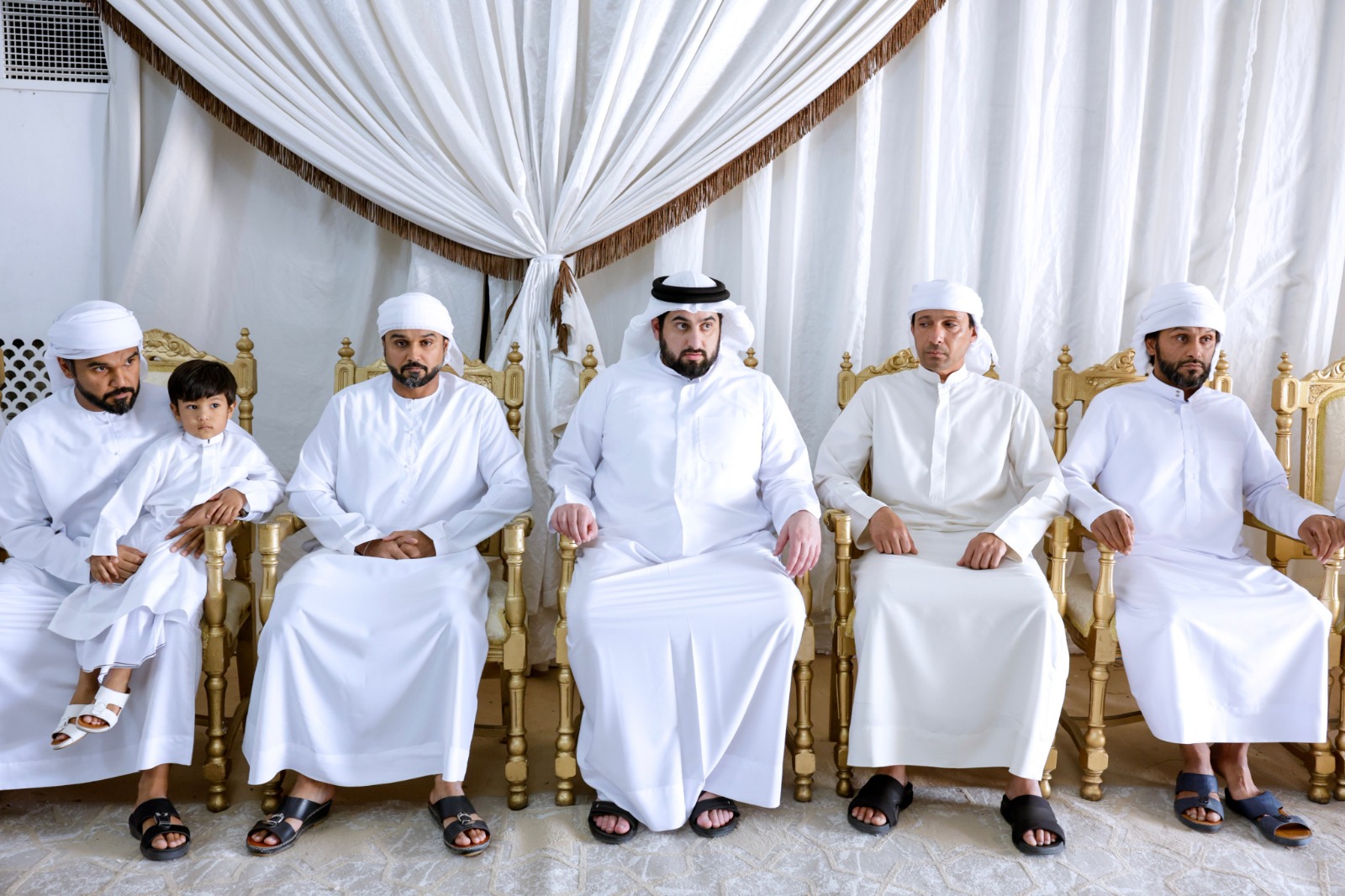 "أحمد بن محمد خلال تقديم واجب العزاء| تصوير: خليفة اليوسف"