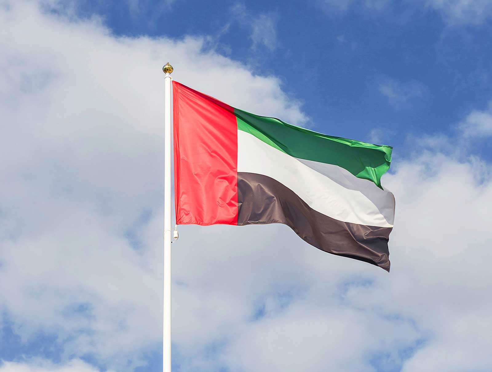 الإمارات تتابع بقلق بالغ ما تتداوله وسائل الإعلام بشأن حادثة الطائرة التي تقل الرئيس الإيراني ومرافقيه