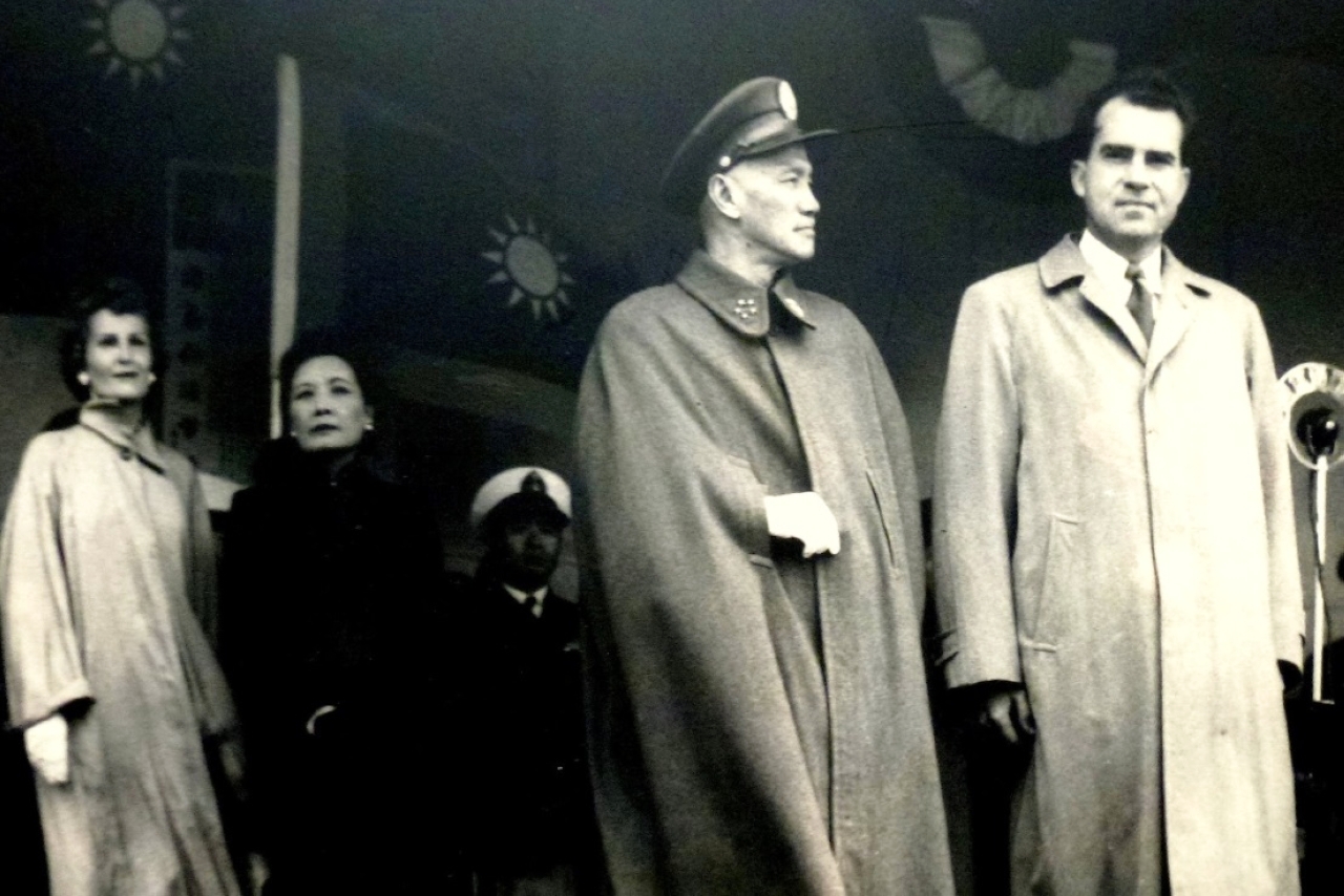 "1948 القائد العسكري والسياسي تشيانغ كاي-شك يصبح أول رئيس لجمهورية الصين الشعبية."