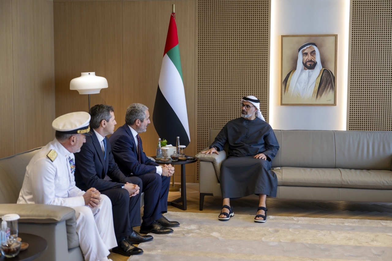 "خالد بن محمد خلال اللقاء مع الوفد الإيطالي | وام"