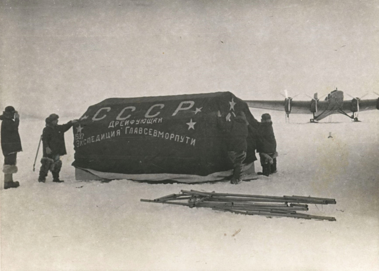 "1937 المحطة السوفييتية بالقطب الشمالي، أول مركز بحث علمي على الجليد الطافي بالمحيط القطبي."