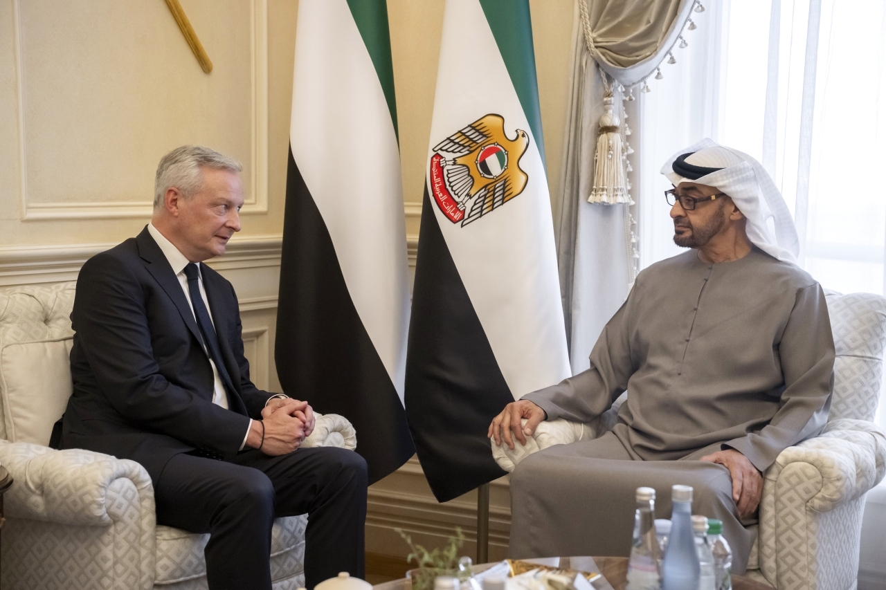 "محمد بن زايد خلال استقبال وزير الاقتصاد والمالية الفرنسي | تصوير: حمد الكعبي"