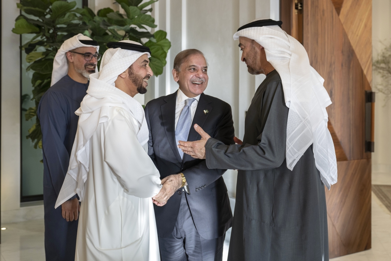 "محمد بن زايد في حديث مع محمد شهباز شريف بحضور خالد بن محمد وحمدان بن زايد"