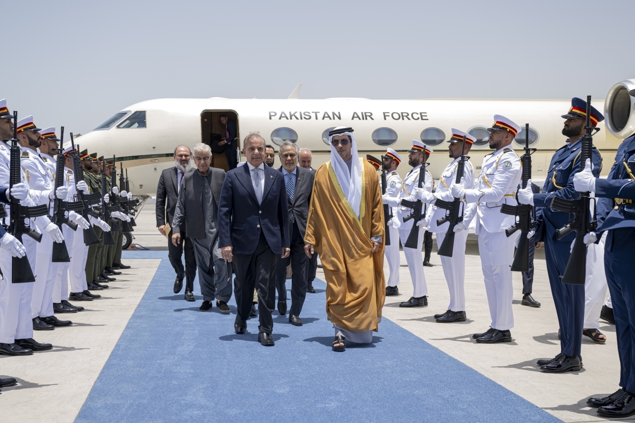 "منصور بن زايد مستقبلاً محمد شهباز شريف"