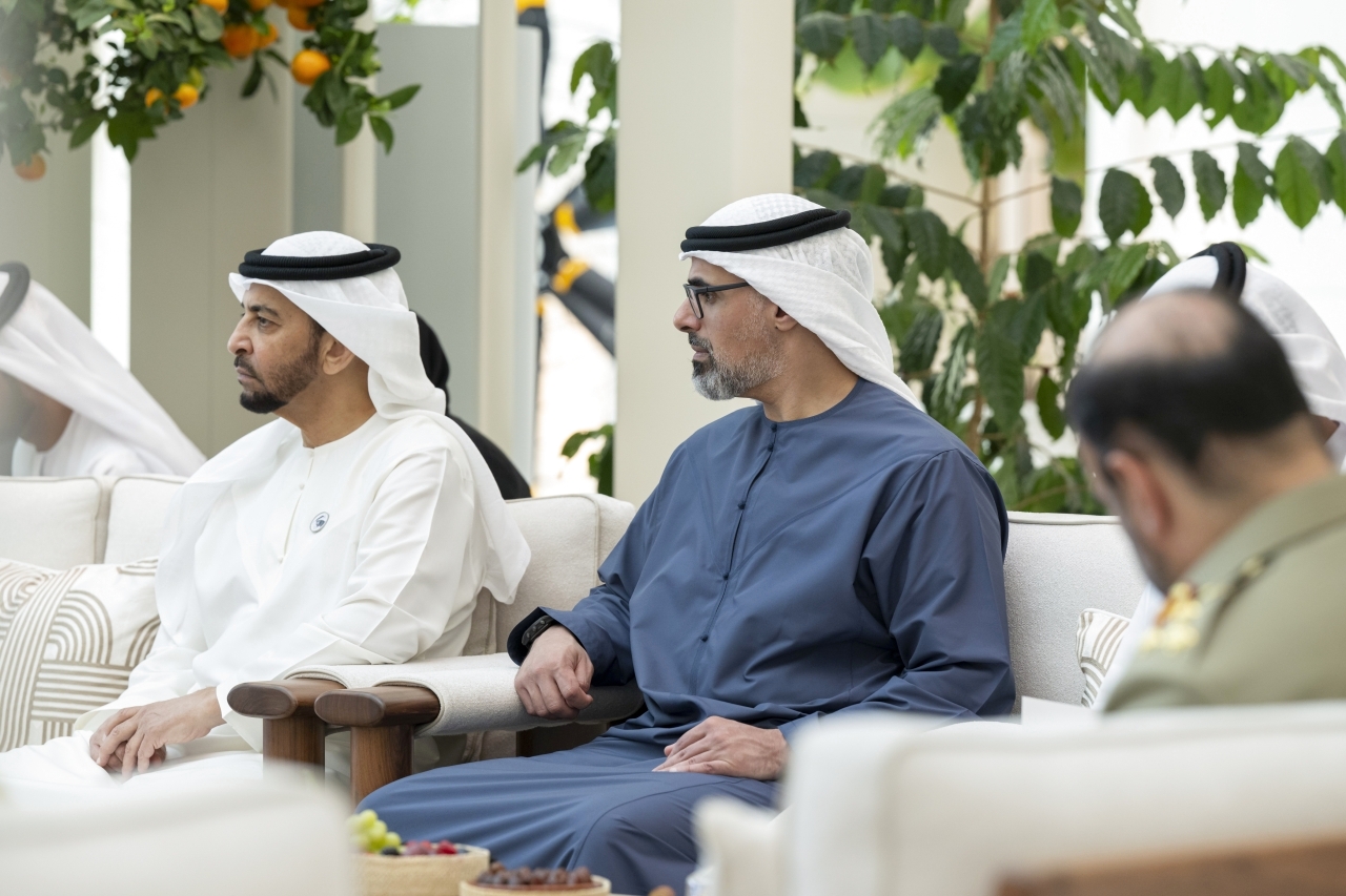 "خالد بن محمد وحمدان بن زايد خلال اللقاء"