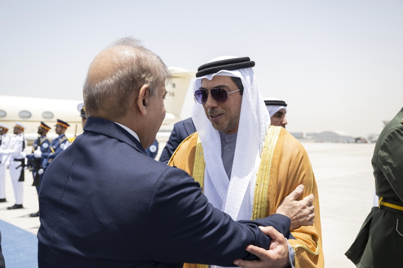 "منصور بن زايد خلال استقبال رئيس وزراء باكستان"