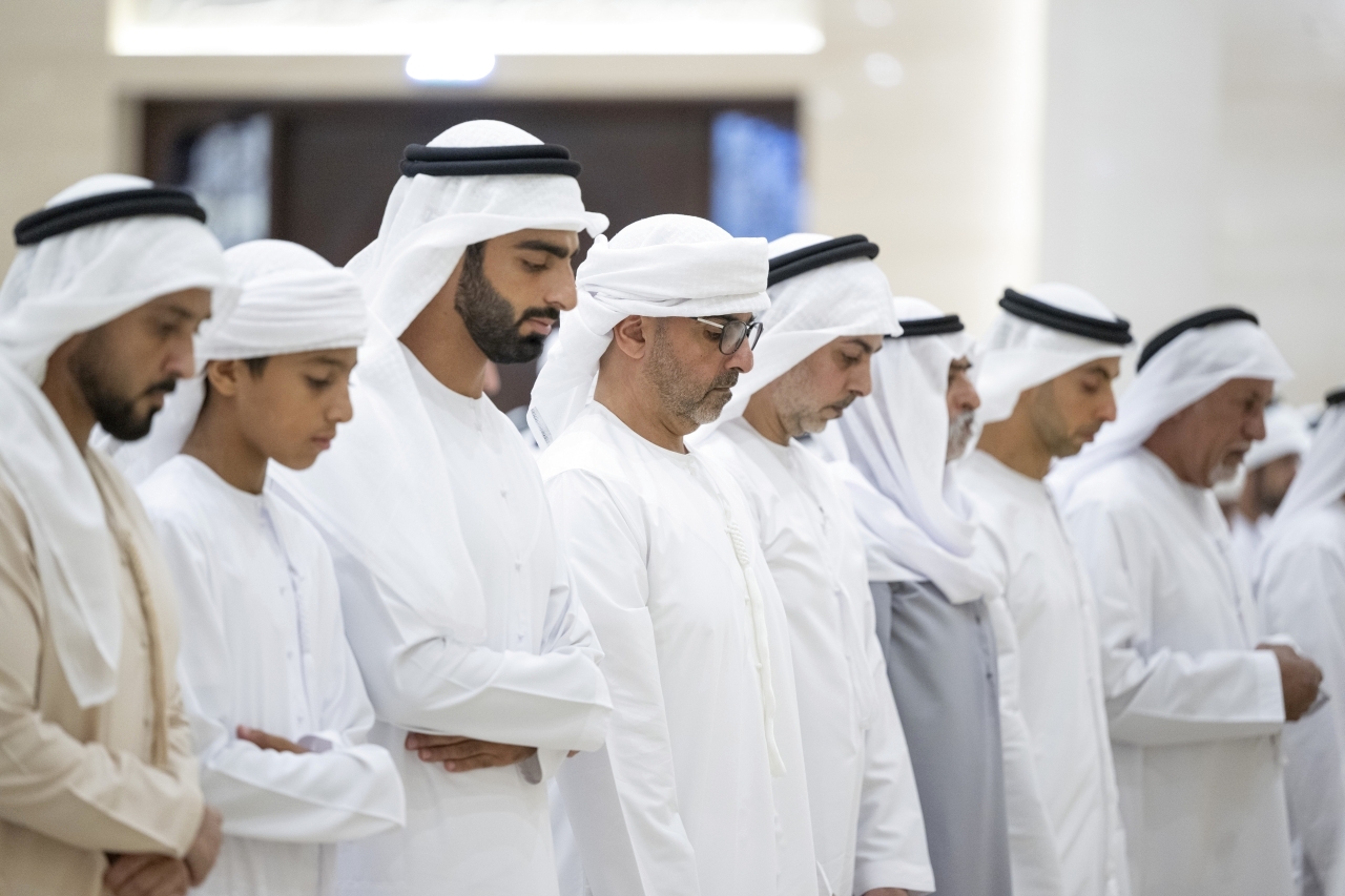 "حامد وعمر وخالد بن زايد ونهيان بن مبارك وعبد العزيز بن حميد وحميد بن عمار خلال الصلاة على الفقيد"
