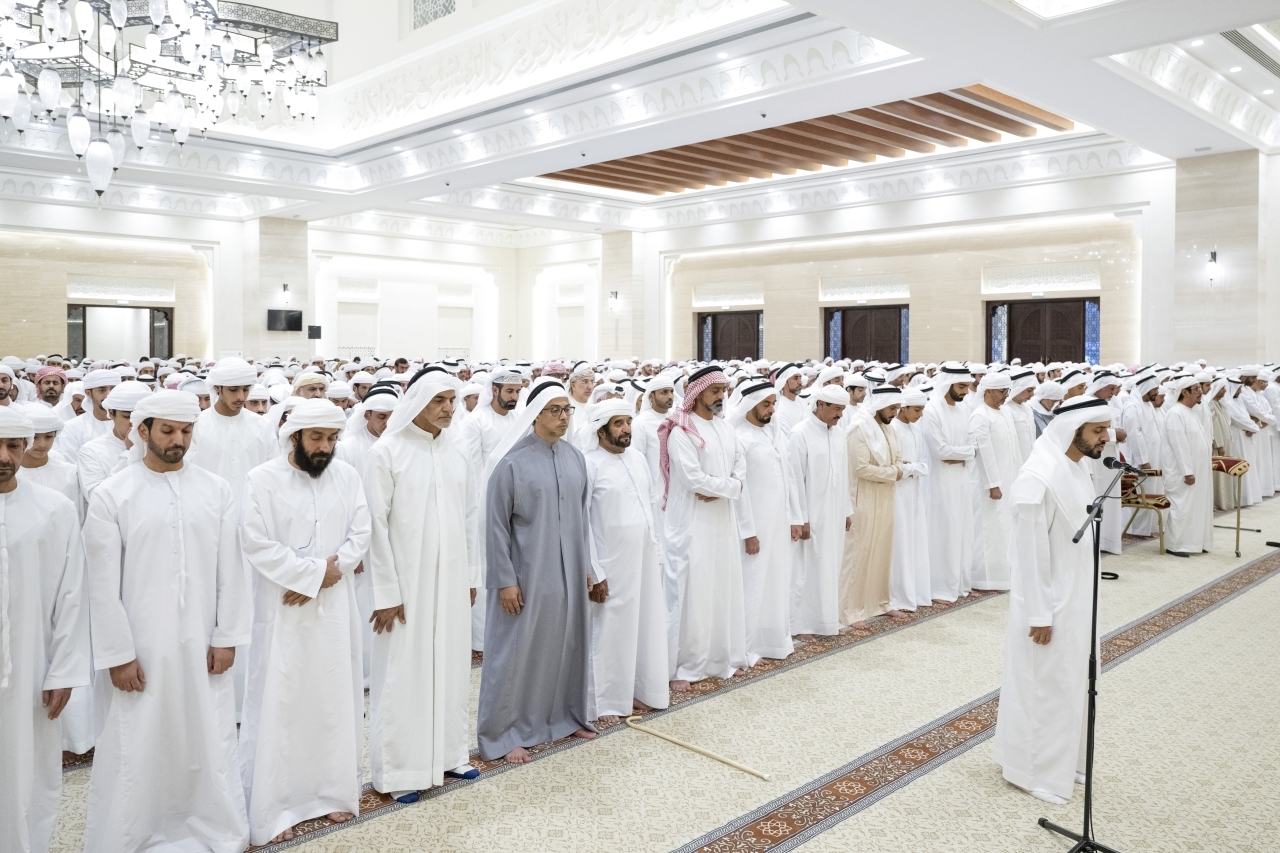 "منصور بن زايد وعمار النعيمي وسيف بن محمد وسيف بن زايد وسلطان بن حمدان خلال الصلاة على الفقيد"