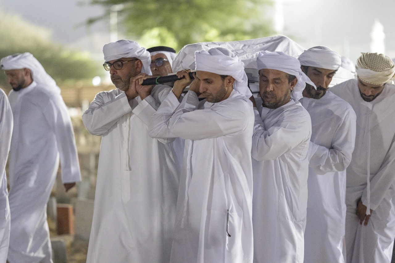 "حامد بن زايد وعبد الله آل حامد خلال التشييع"