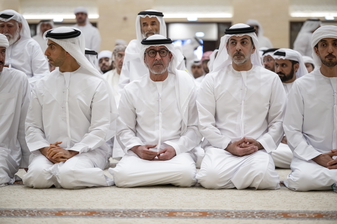 "عمر وخالد بن زايد وراشد بن حمدان بن محمد"