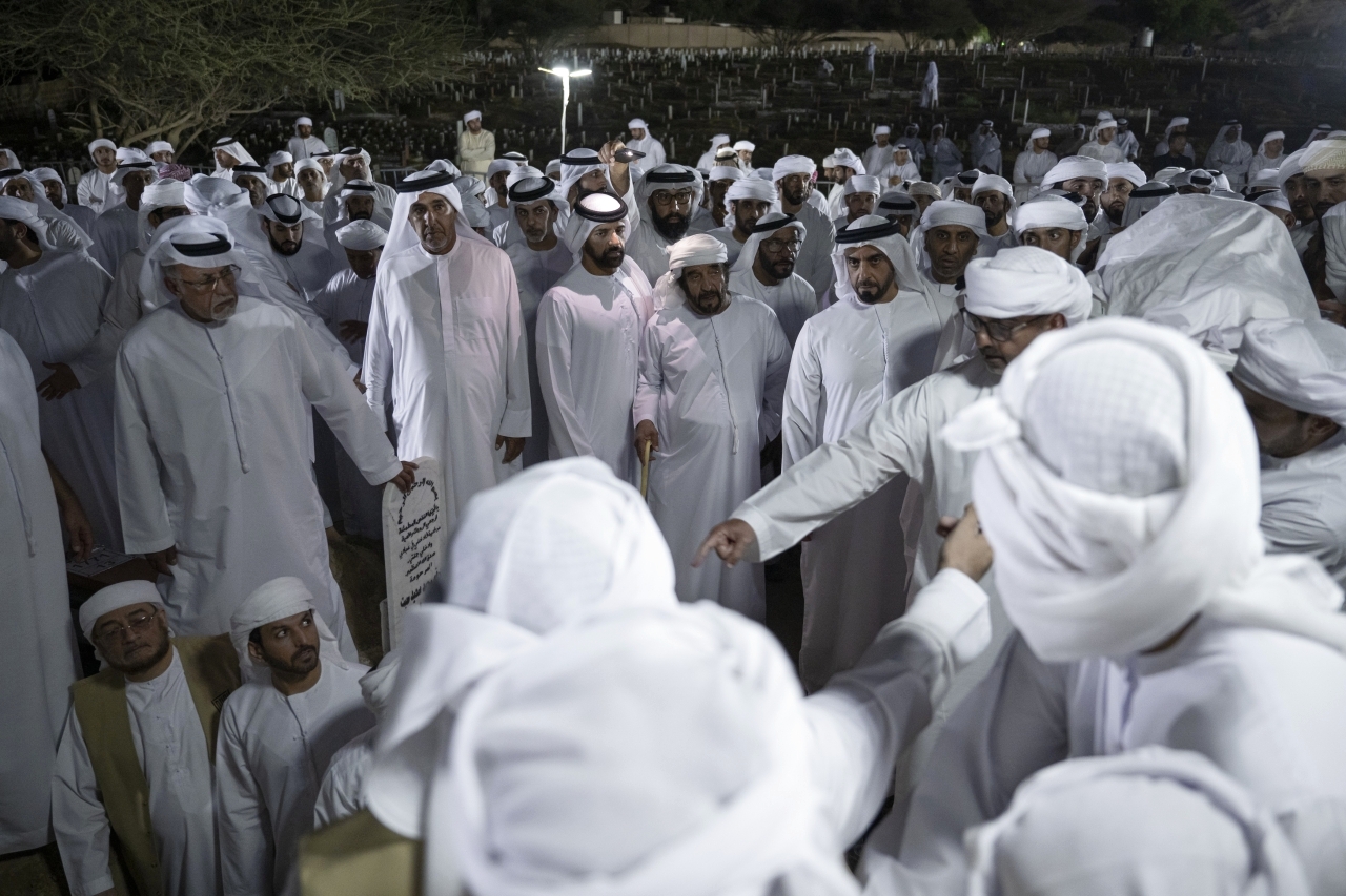 "سيف بن محمد وسيف وحامد وعمر بن زايد والشيوخ خلال مواراة الفقيد الثرى"