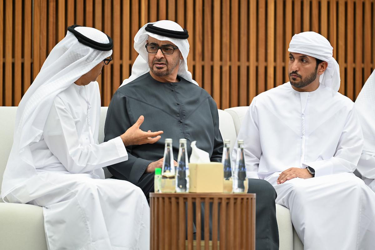 "محمد بن زايد خلال العزاء بحضور مغير الخييلي وجابر الخييلي"
