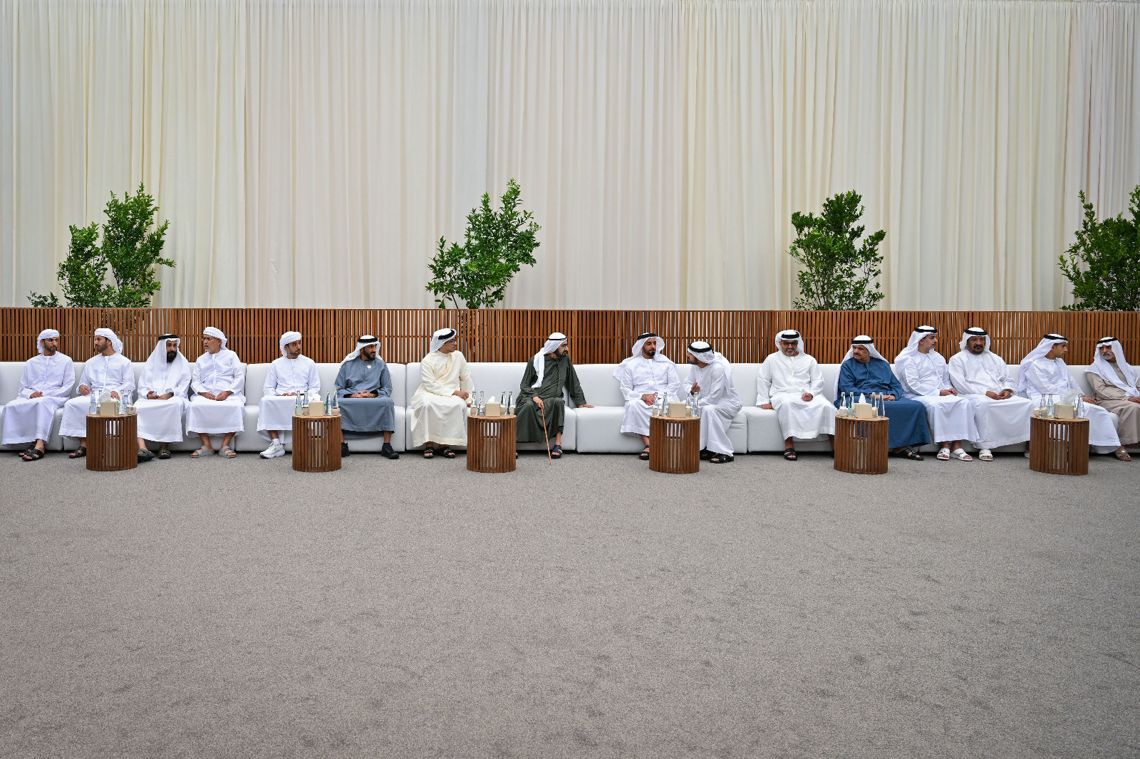 "محمد بن راشد مقدما واجب العزاء بحضور منصور بن زايد وحمدان بن محمد ونهيان وسيف وحامد وعمر وخالد بن زايد وسعيد بن محمد ونهيان بن مبارك وحميد المعلا"